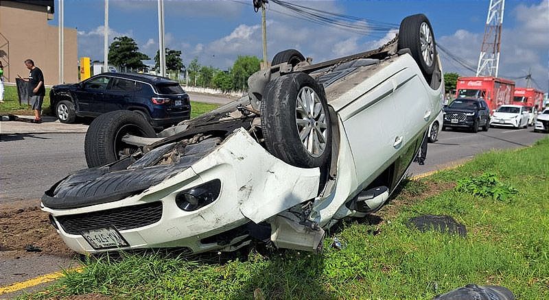 ¡CHOQUE DE 100 MIL PESOS EN LA RIVIERA! -Camioneta Impacta Y Deja Volcado un Automóvil