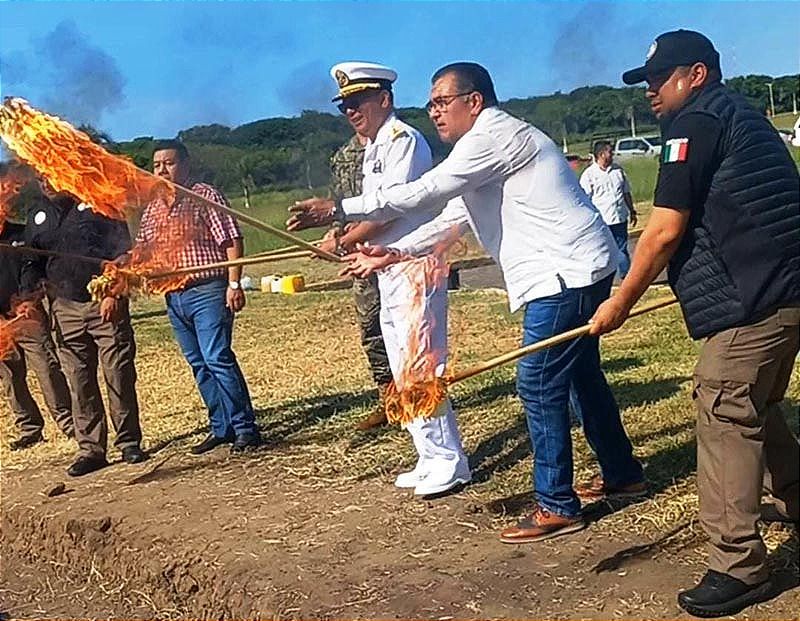 ¡SEMAR Y FGR INCINERAN MARIHUANA Y DROGAS!