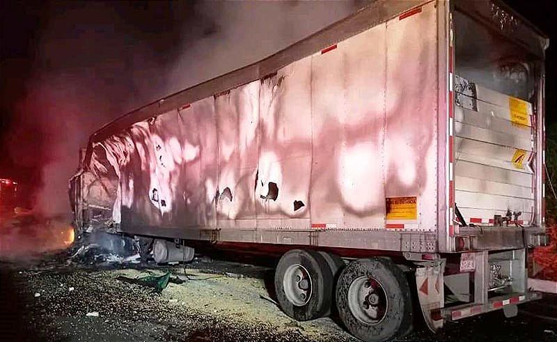 ¡TRAILERO MUERE CARBONIZADO! -En la Autopista a La Tinaja