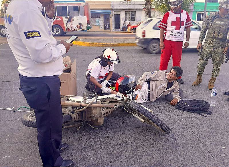 ¡AUTO LO TIRA DE LA MOTO Y TERMINA FRACTURADO!