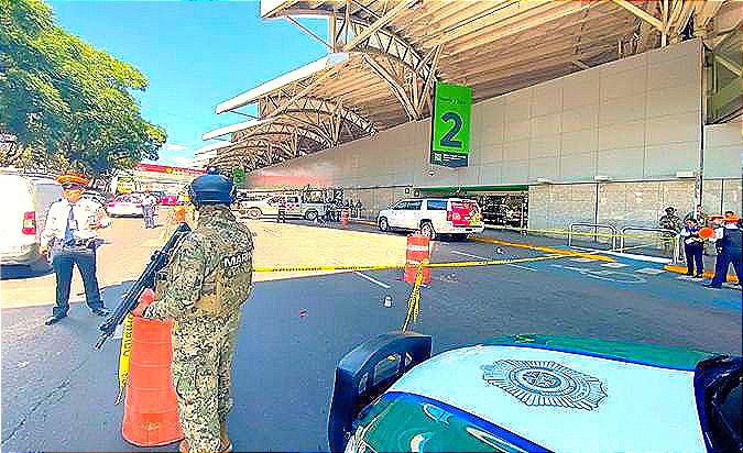 ¡BALACERA EN EL AEROPUERTO! -Fue detectado por las autoridades,  al verse perseguido huyó, fue perseguido y entonces se desató el tiroteo