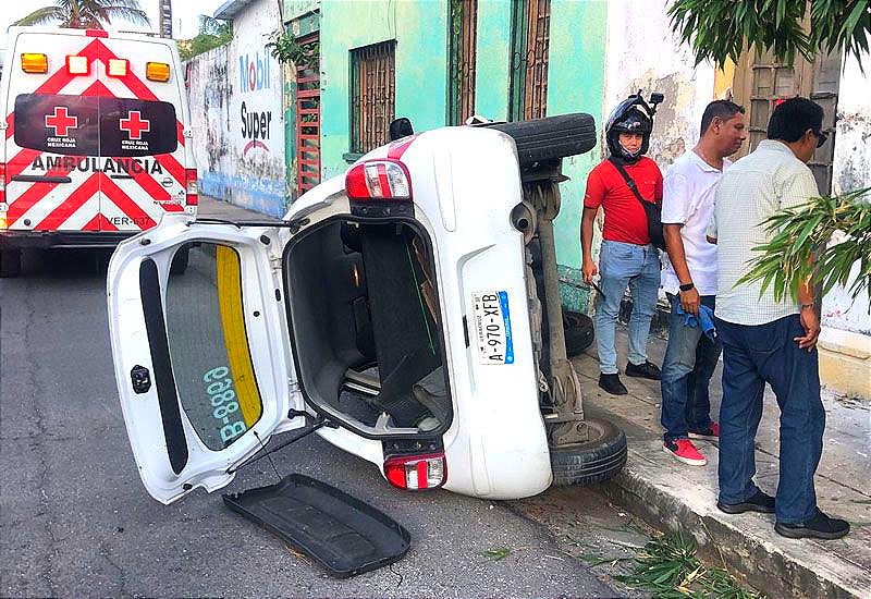 ¡TAXI VS MOTO! -EL TAXI QUEDA VOLTEADO