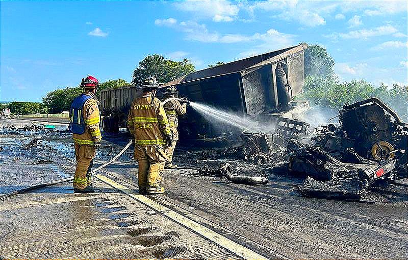 ¡SE CHAMUSCAN DOS TRÁILERS EN LA AUTOPISTA!