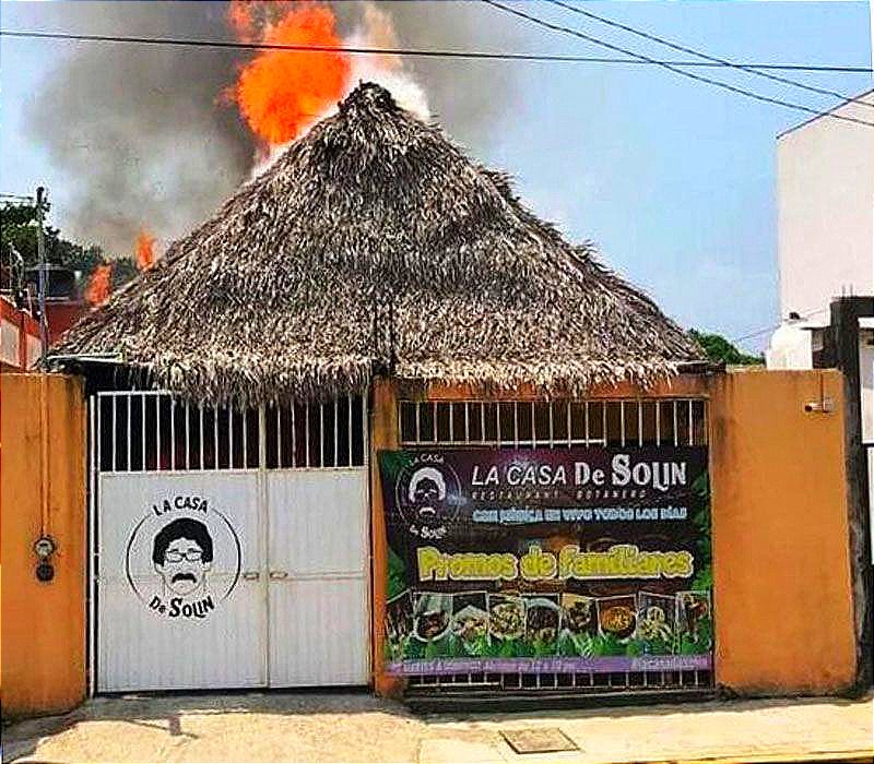 ¡VÁNDALOS INCENDIAN FAMOSO RESTAURANTE EN COATZACOALCOS!