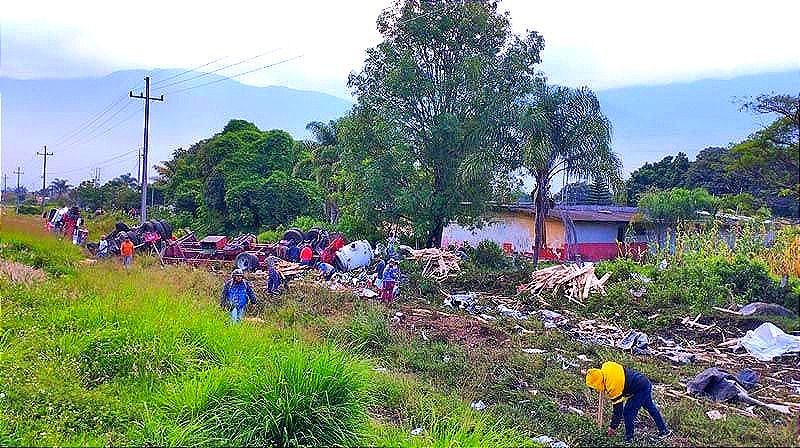 ¡VUELCA TRÁILER Y TERMINA DESTROZADO! -El Operador queda Prensado