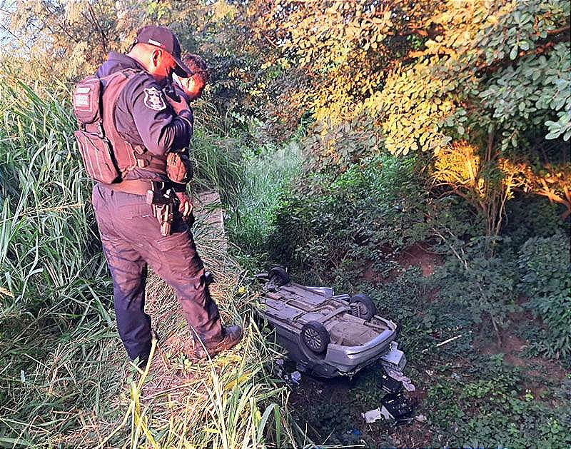 ¡AUTO DERRAPA Y CAE A DESNIVEL EN EL KM 13.5!