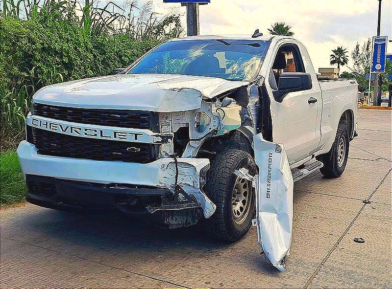 ¡CAMIONETA IBA VOLANDO Y SE IMPACTA CON POSTE! -Aparatoso Colisión en la Carretera a Dos Lomas