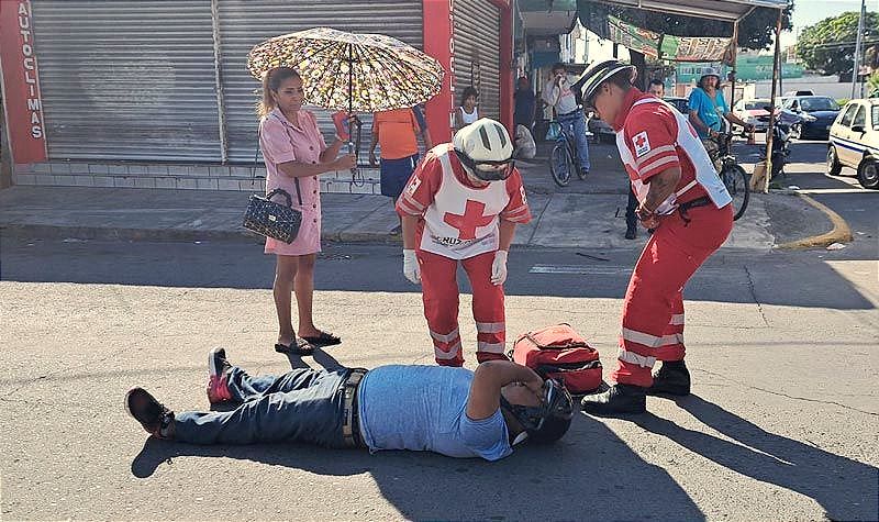 ¡CONDUCTORA IMPACTA A “JINETE DE ACERO” Y LO MANDA CONTRA EL PAVIMENTO!