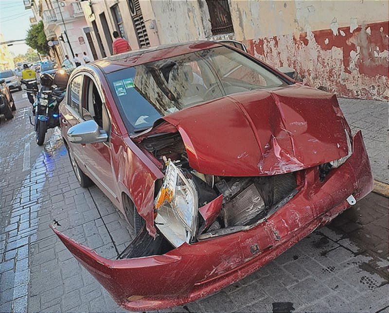 ¡SE LA PARTEN EN EL CENTRO HISTÓRICO! Choca Taxista contra Trabajador de ICAVE