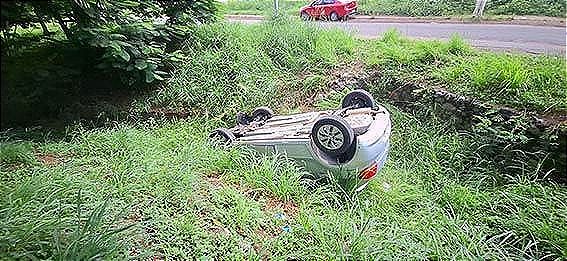 ¡QUEDA DE CABEZA! -Auto frente a la zona de la Marina