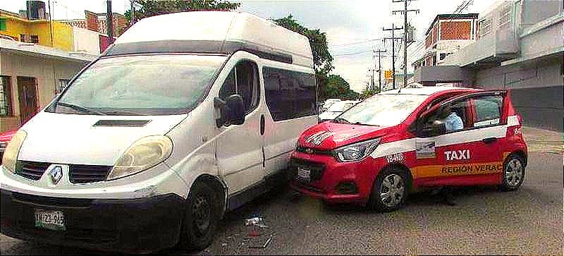 ¡SE DAN SU “LLEGUECITO”! -TAXI VS CAMIONETA En las calles de Canal y Revillagigedo