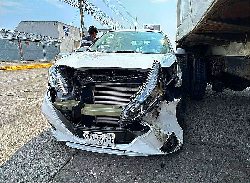 ¡AUTO COLISIONA CONTRA CAMIÓN DE LA BASURA! -Se le quería pasar por abajo el March