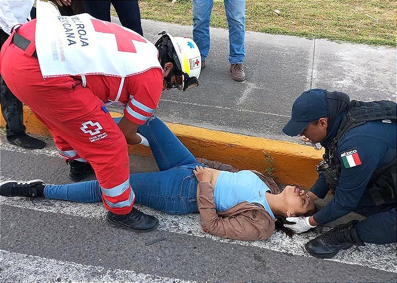 ¡Y SE DAN UN DERRAPÓN POR UN PEDAZO DE CARTÓN! -Una ráfaga de viento hizo volar el cartón golpeando a los motorizados