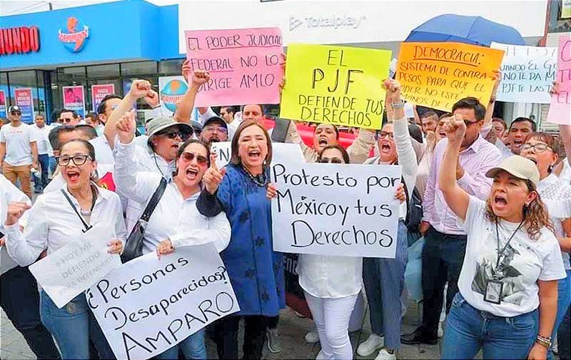 ¡PROTESTA XÓCHITL CON EMPLEADOS DEL PODER JUDICIAL EN NAYARIT! -También cuestiono a AMLO por combatir privilegios pero a la vez vivir en un palacio