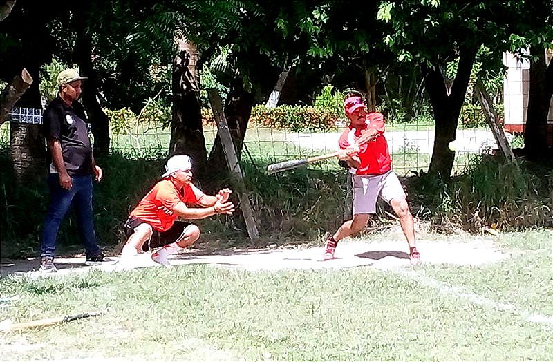 ¡TRIUNFOS DE MESEROS Y CERVECEROS! -Béisbol playero en la Colonia Cuauhtémoc