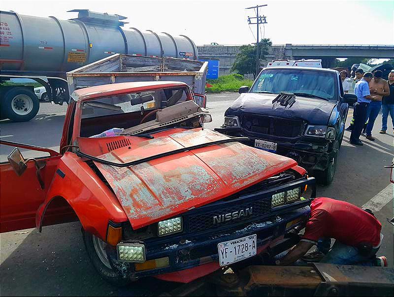 ¡ABUELITO QUEDÓ PRENSADO EN UN ENCONTRONAZO! -En la Veracruz-Xalapa, Vía de Constantes Accidentes