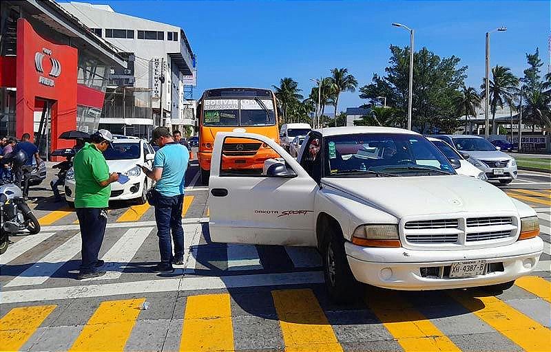 ¡CAMIÓN URBANO LE DA SU LLEGUE POR ATRÁS A CAMIONETA! -En Costa Verde