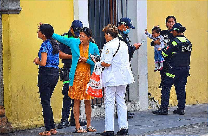 ¡PAQUERA ATACA EN CÓRDOBA! -LE ROBA A TRES MUJERES CON CHEQUE FALSO!... Les pidió que lo cobraran pero a cambio dejaran sus celulares... y se fue!