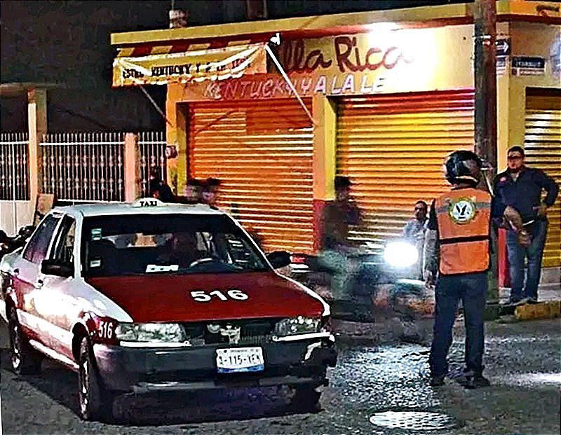 ¡SE DAN CON TODO AUTO DE LUJO Y TAXI! -Aparatoso choque en Tierra Blanca