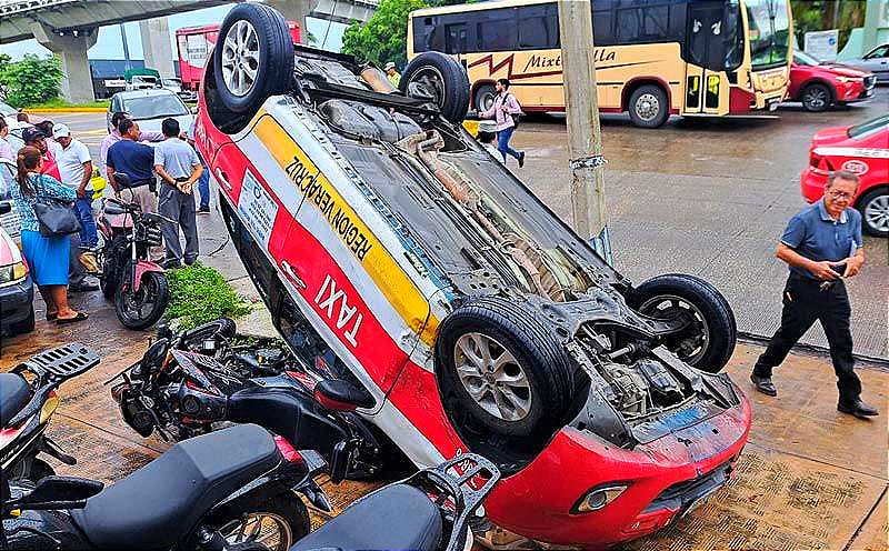 ¡ENCONTRONAZO EN LA BOTICARIA! -EL TAXI TERMINA VOLCADO DESPUÉS DE SER EMBESTIDO POR OTRO AUTO