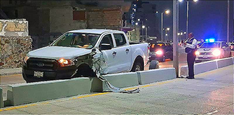 ¡SE LO COMIÓ LA CURVA! -Se da contra el poste y el muro en el Bulevar