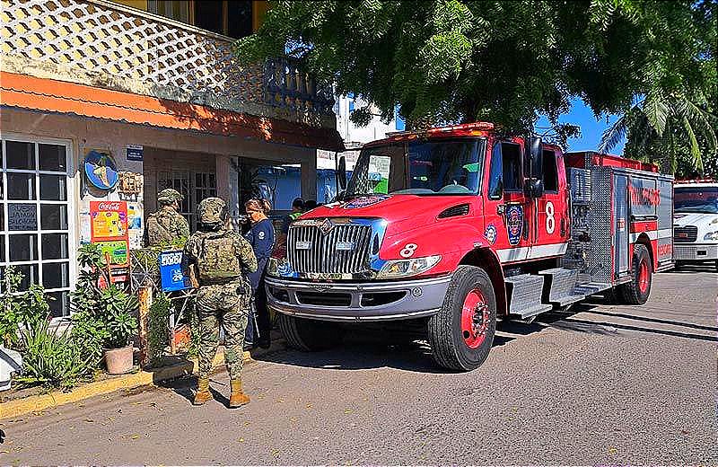 ¡CAE VELADORA Y SE INCENDIA CASA EN LAS VEGAS!