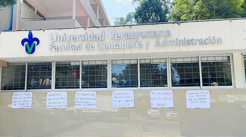 ¡MAESTRAS DE LA UV DENUNCIAN AL DIRECTOR DE CONTADURÍA! ...Y le Ponen Carteles