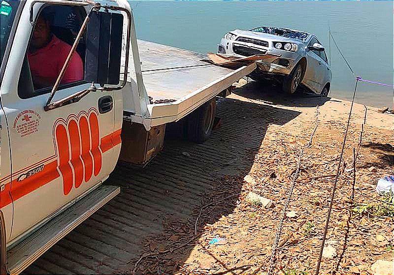 ¡RESCATAN AUTO CON UN CADÁVER QUE CAYÓ DE LA PANGA! -Es el cuerpo del conductor mientras otro sigue desaparecido