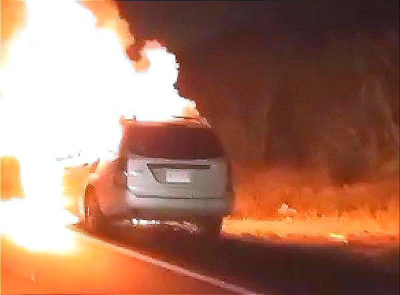 ¡SE LES INCENDIA LA CAMIONETA EN LA CARRETERA! ...en la México-Veracruz con Dirección a Fortín