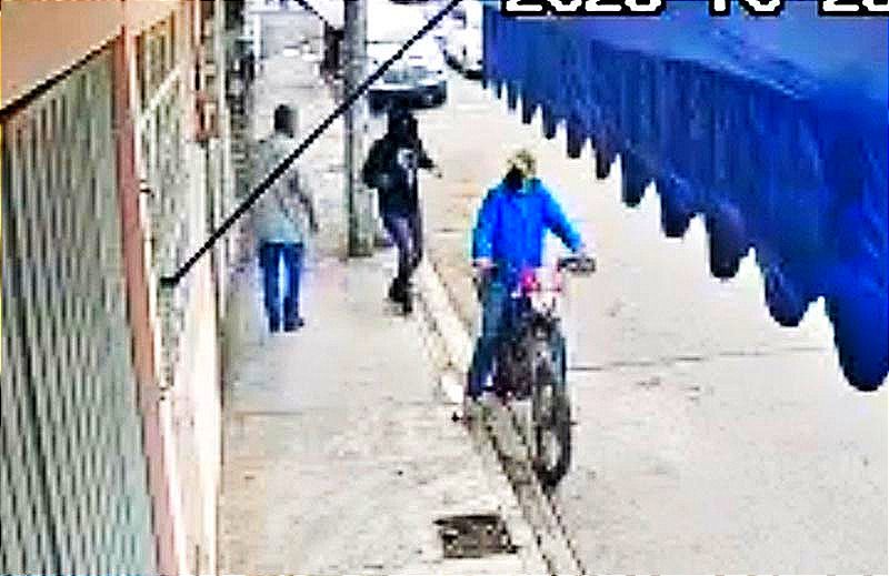 ¡VIOLENTO ASALTO A UN TALLER DE JOYERÍA! -Se llevan oro, dinero y escapan en moto