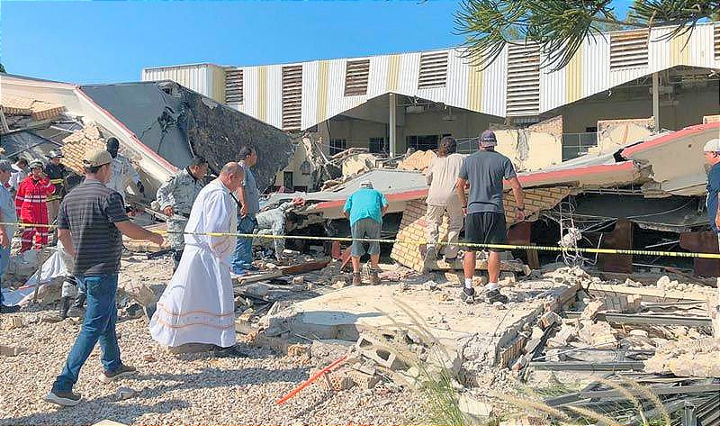 ¡CAE TECHO DE IGLESIA! -DOMINGO TRÁGICO * Hay 10 muertos y 60 heridos