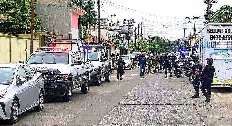 ¡HOMBRES ARMADOS VS POLICÍAS EN POZA RICA! -Cayeron Abatidos Dos Muchachos de unos 25 años