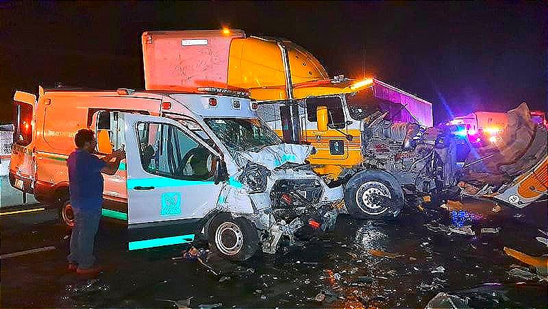 Otra vez la Salida Norte de la Ciudad... ¡FATAL ENCONTRONAZO! -Invade el Carril y Choca de Frente con una Ambulancia del IMSS