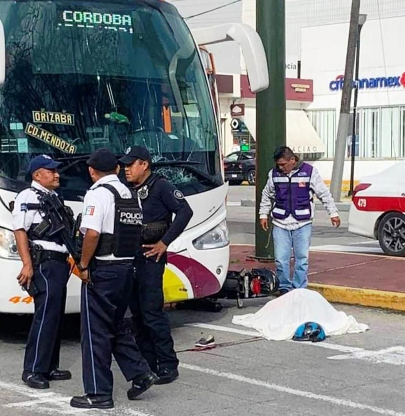 ¡MUERE BAJO LA RUEDAS DEL AU! -Embistió al Matrimonio que Viajaba en su Motocicleta