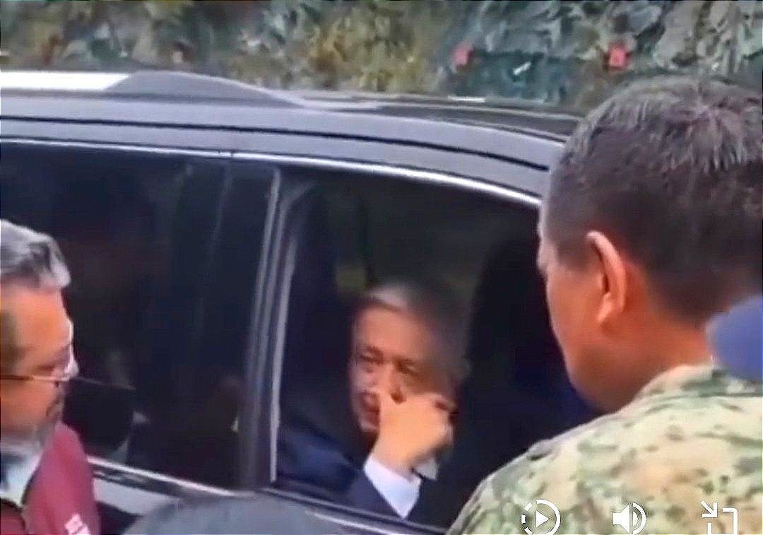 ¡AMLO VARADO EN AUTOPISTA A ACAPULCO POR DAÑOS CAUSADOS POR OTIS!