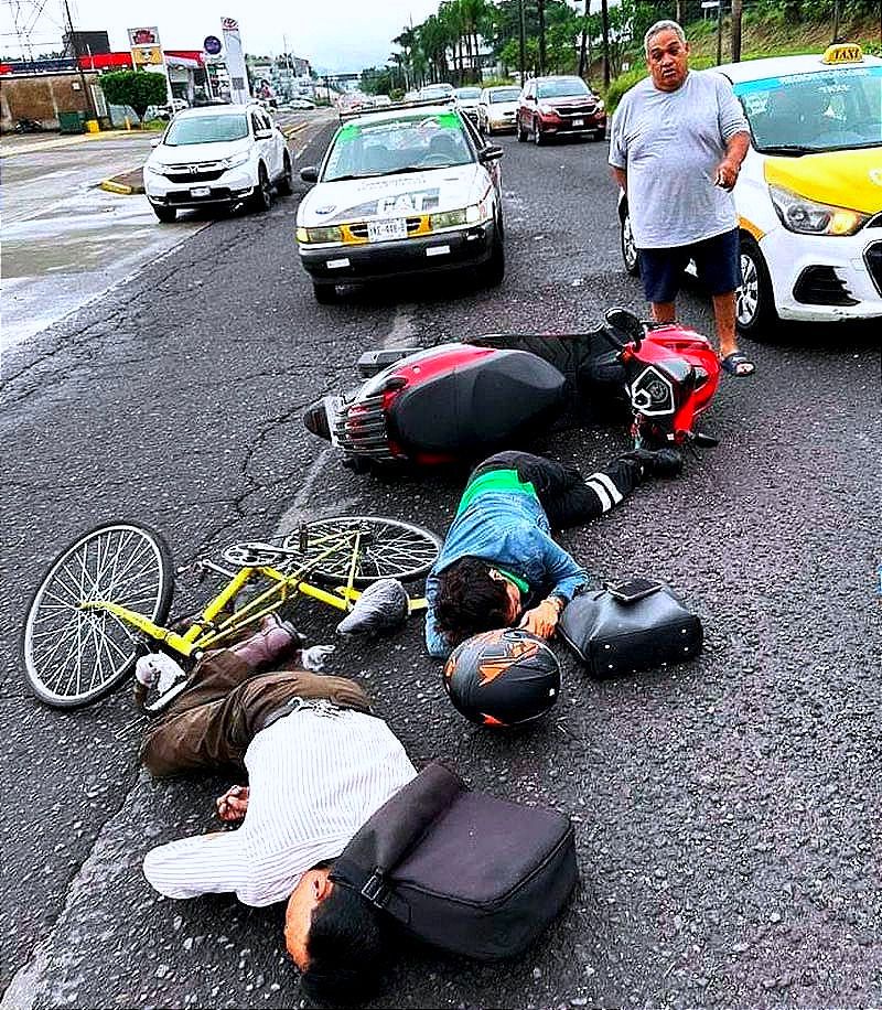 ¡MUERE ARROLLADO POR UNA MOTOCICLISTA! -INTENTANDO CRUZAR EN SU BICI EL BULEVAR DE CORDOBA