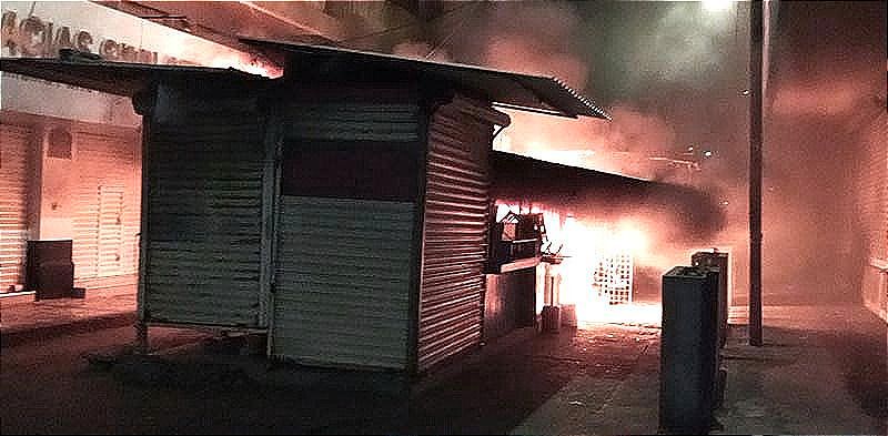 ¡SE INCENDIAN SEIS PUESTOS SEMIFIJOS! -En el callejón de la Hoz y González Pages