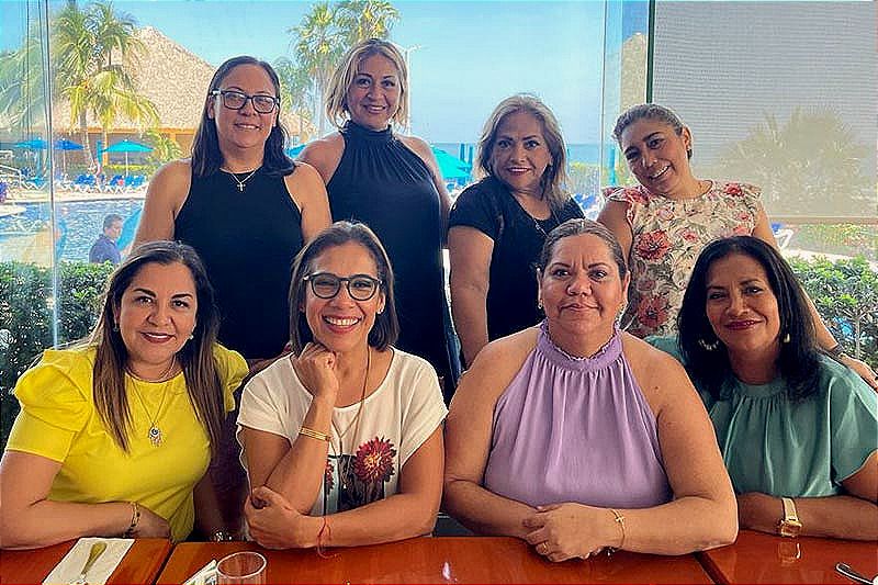 UN ENTUSIASTA GRUPO DE AMIGAS SE REÚNE PARA FESTEJAR A LA CUMPLEAÑERA DEL MES...