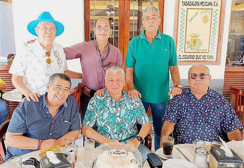 UN FELIZ CUMPLEAÑOS DE FERNANDO VÁSQUEZ CAMPOS FESTEJANDO CON LOS AMIGOS...