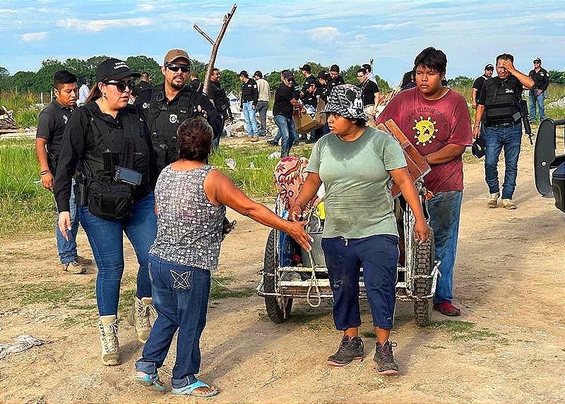 ¡DESALOJAN A PARACAIDISTAS EN LAGOS DE PUENTE MORENO! -Invadieron terrenos propiedad de una urbanizadora *Durante el desalojo detuvieron a tres lideres de una organización civil llamada Emiliano Zapata