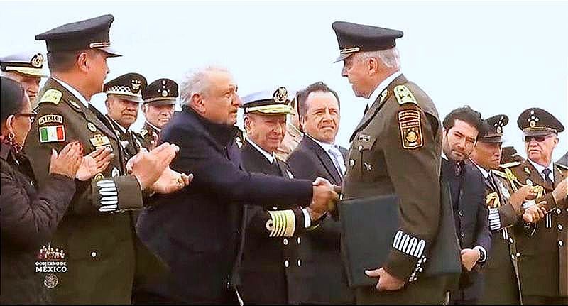 ¡CONDECORAN AL GENERAL CIENFUEGOS! -*AMLO Encabeza la Ceremonia en el Fuerte de San Carlos