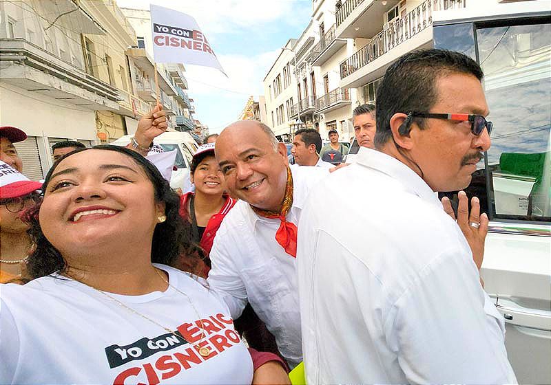 ¡PATROCINIO TRAE ESCOLTAS CON CARGO A LOS VERACRUZANOS! -Dice que la ley se lo permite ...Cuidan hasta a la Botarga