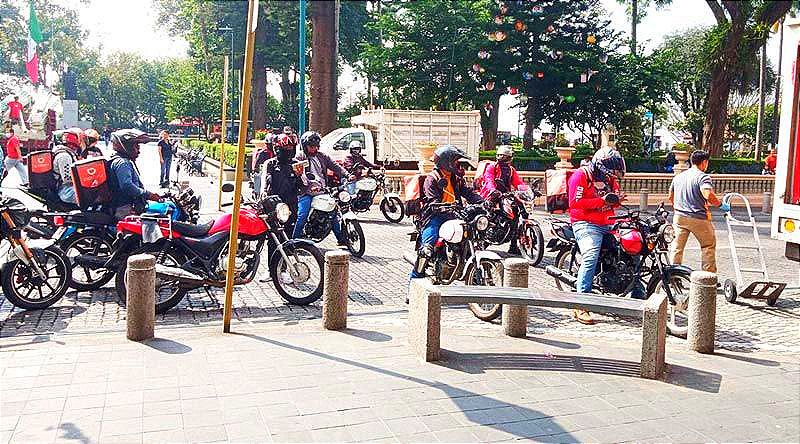 ¡REBELIÓN DE MOTO-REPARTIDORES! -Se plantan frente al Palacio de Cui *Ya no aguantan los acosos y extorsiones de tránsito y Seguridad Pública