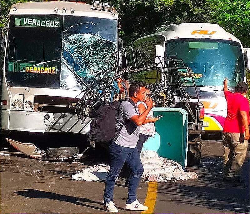 ¡UN MUERTO Y UN HERIDO EN CHOQUE EN SANTIAGO TUXTLA! -Se impactan una camioneta con mariscos y un autobús