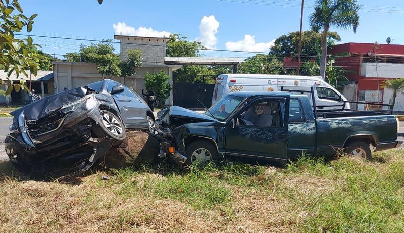 ¡CONDUCTOR SUFRE PRE-INFARTO AL VOLANTE Y SE IMPACTA CONTRA CAMIONETA EN YANGA!