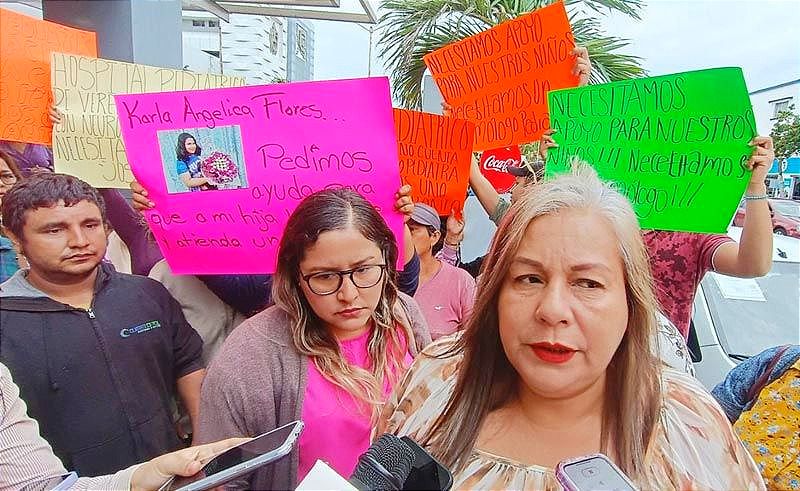 ¡PROTESTAS EN LA TORRE! -"NECESITAMOS UN NEUMÓLOGO PEDIATRA" ...Los Corre la Policía