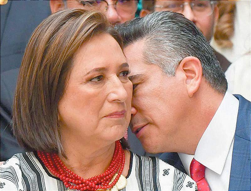 ¡AMLO SE BURLA DE LA FOTO DE XÓCHITL GÁLVEZ  Y “ALITO”! -Aparece el dirigente priista hablándole al oído