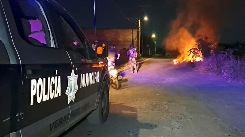 ¡DERRAPA Y SE INCENDIA SU MOTO EN LAS BAJADAS! -Al caer en un bache cuando era perseguido por perros