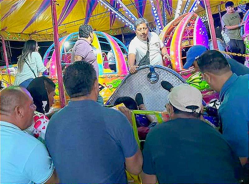 ¡HERIDAS Y CON TREMENDO SUSTO AL DESPRENDERSE "LAS TAZAS LOCAS" EN LA FERIA DE CÓRDOBA!