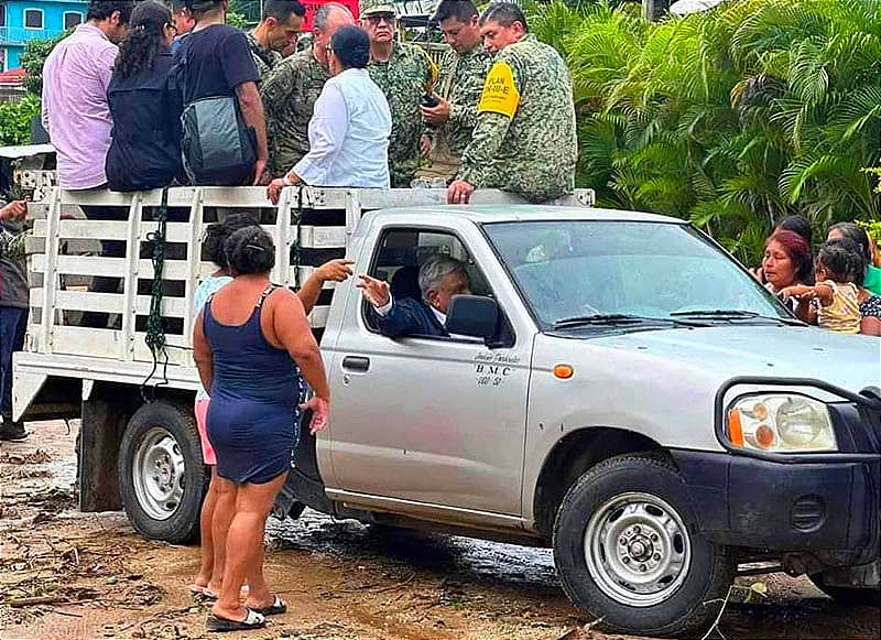 ¡“NO HAY MANERA DE PASAR, PRESIDENTE”, DICEN A AMLO! -Se quedó varias veces varado en el trayecto